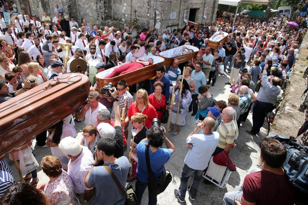 Una decena de personas desfilaron dentro de un ataúd en As Neves para dar gracias por "volver de entre los muertos".