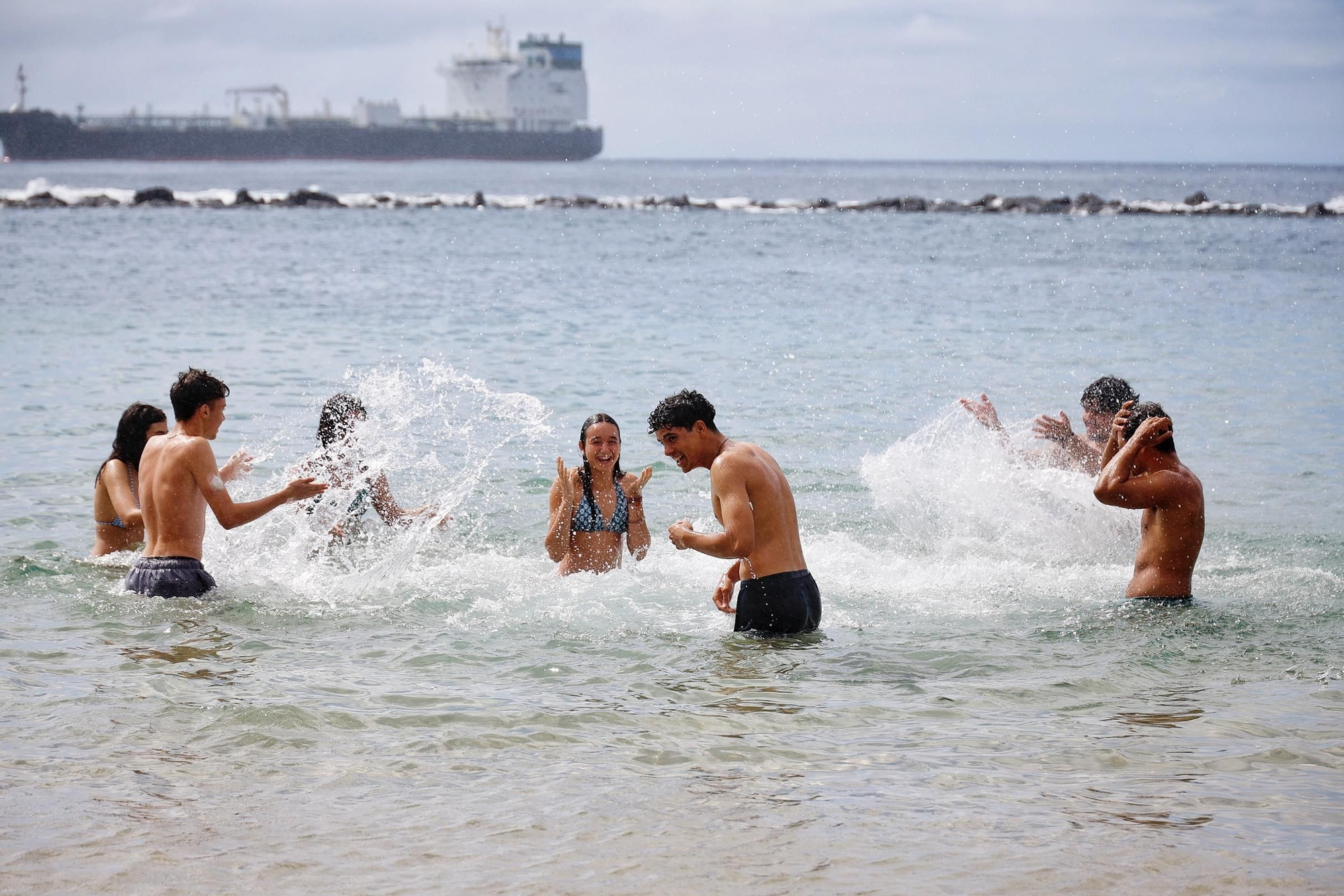 Adolescentes con diabetes disfrutan del verano en la Playa de Las Teresitas