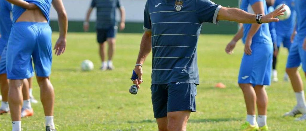 Luisito dando indicaciones durante un entrenamiento del equipo en el campo municipal de A Seca. // Gustavo Santos