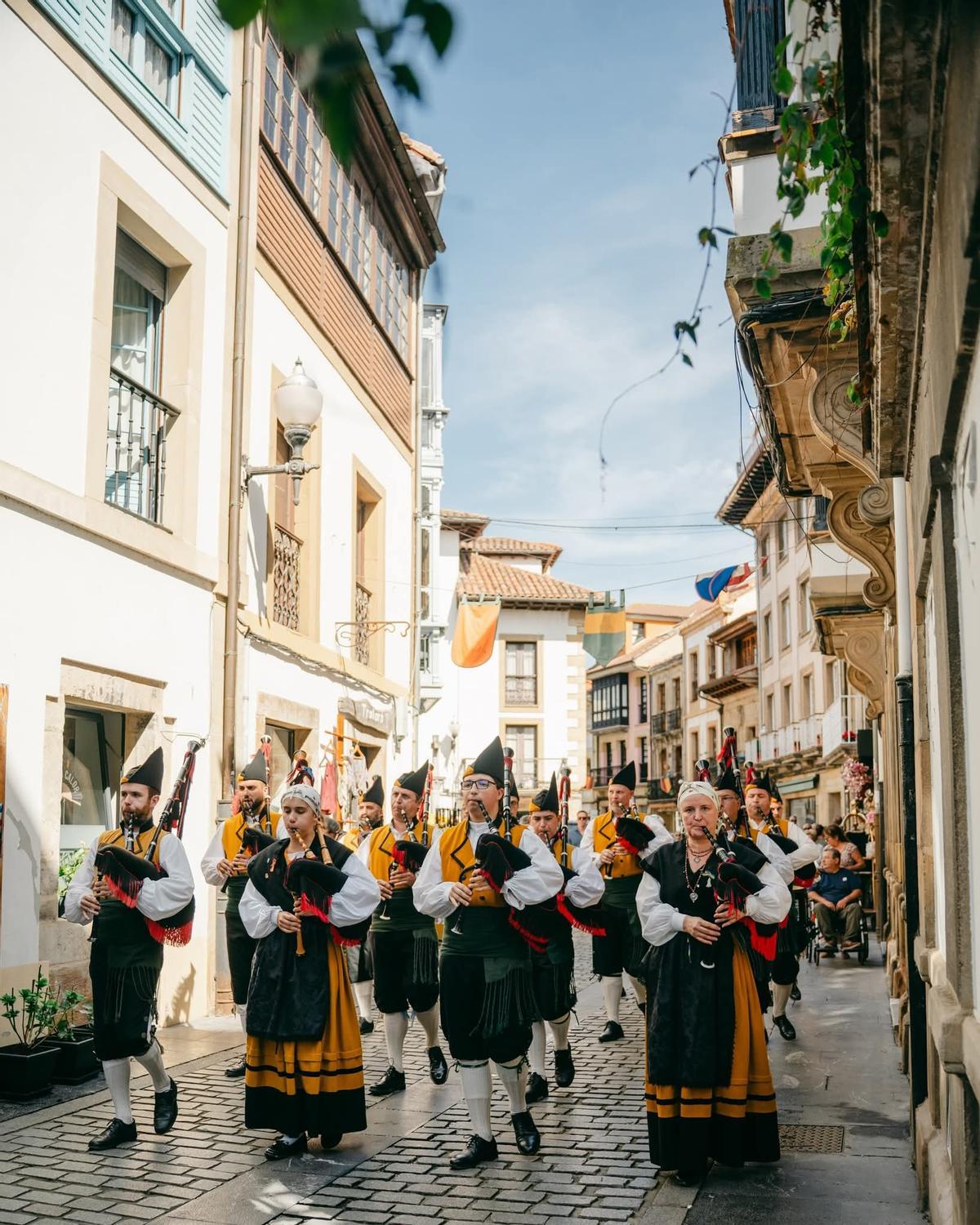 Una de las bandas de gaitas en uno de los pasacalles por Villaviciosa en una edición anterior