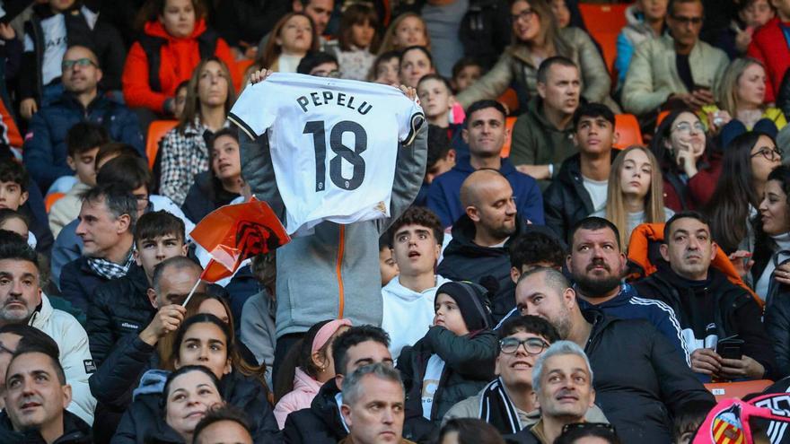 Gayà, a la derecha,
en el entrenamiento
en Mestalla.  f.c./j.m.l