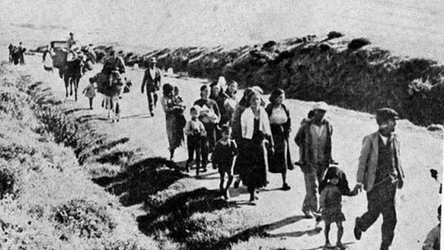 Huida de muchas familias por la carretera entre Málaga y Almería ante la llegada de las tropas franquistas.