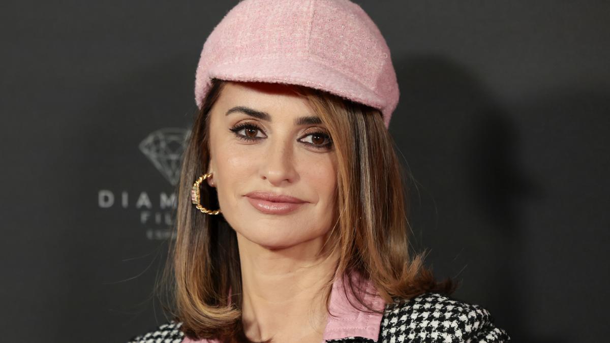 El look más 'coquette' de Penélope Cruz para presentar su película 'Ferrari' en Madrid