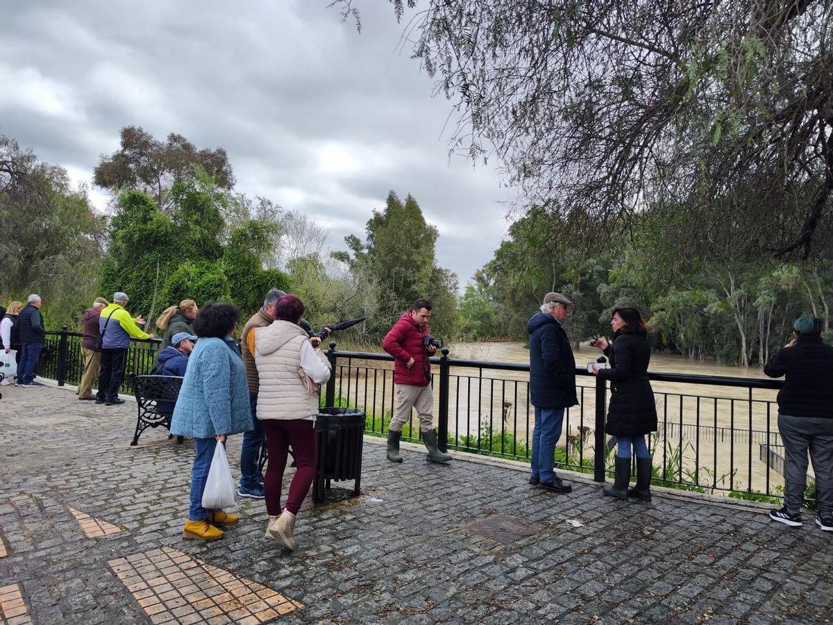 La alcaldesa conversa con un vecino ante el Genil desde el Paseo Alfonso XIII.