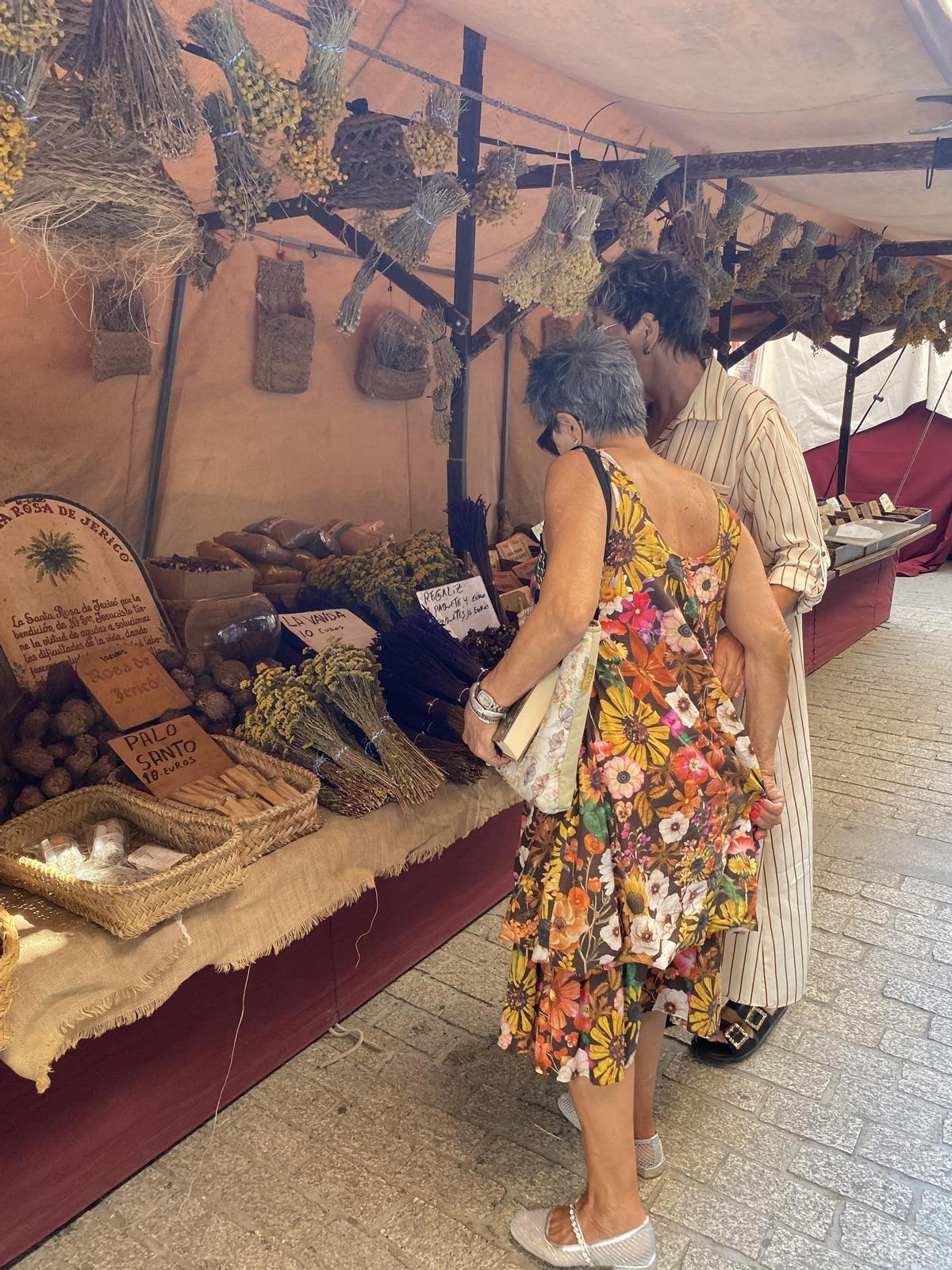 Compradores en el Mercado Medieval de Benavente.