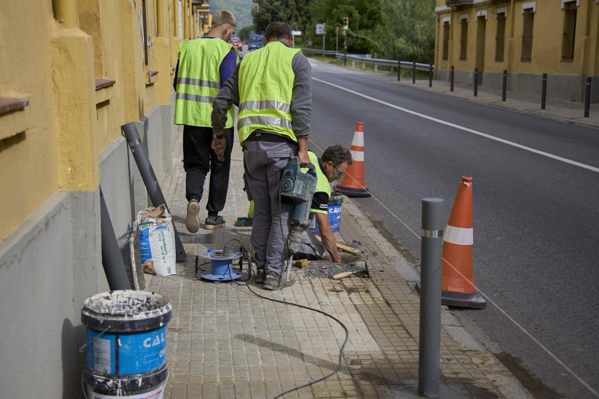 Les imatges de la reparació de les pilones que un vehicle s'ha endut a Anglès Les imatges de la reparació de les pilones que un vehicle s'ha endut a Anglès