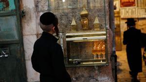 Un niño ultraortodoxo judío a las puertas de un centro de oración en Jerusalén.