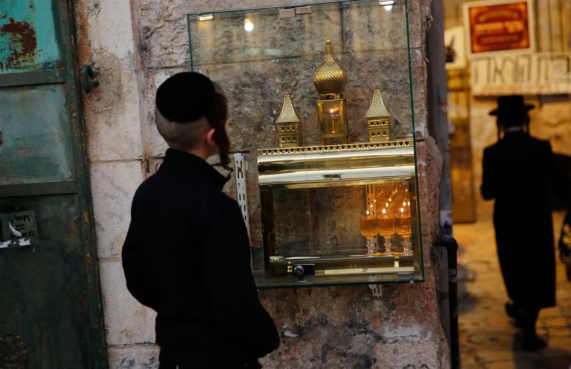 Un niño ultraortodoxo judío a las puertas de un centro de oración en Jerusalén.