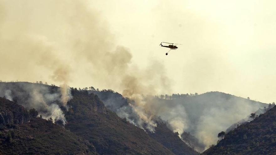 Un helicóptero de Caravaca lucha contra el fuego de Valencia