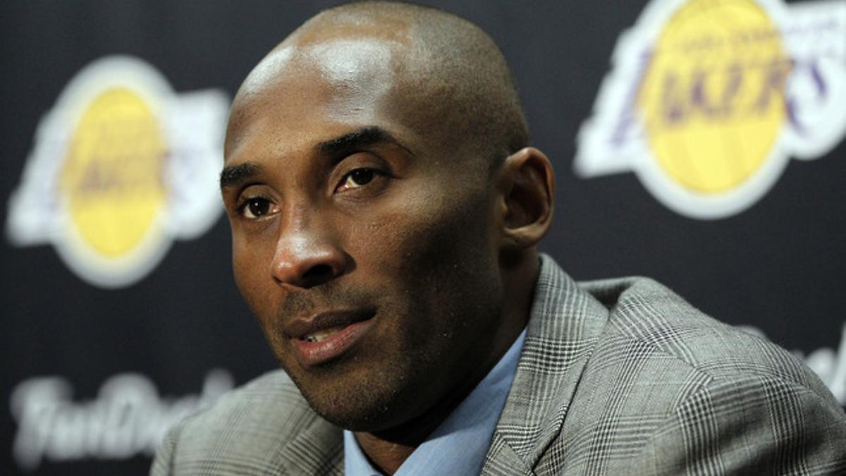 Kobe Bryant, en la rueda de prensa en la que anunció su retirada, este domingo, antes del partido entre los Lakers y los Pacers.