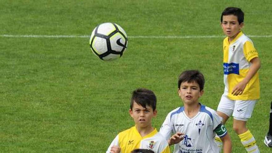 En A Illa se vivieron buenos momentos de fútbol. // Iñaki Abella