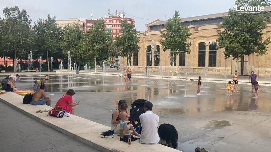 Personas combatiendo el calor en una fuente del Parque Central de València