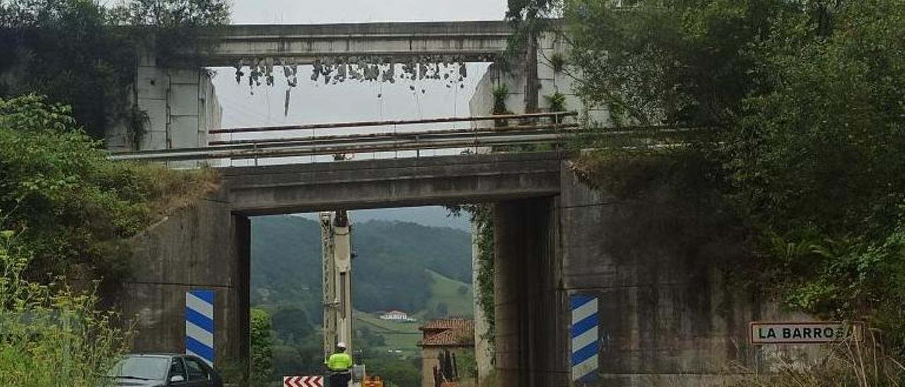 El puente de La Barrosa, con los trabajos de demolición, ya iniciados. |   // FDV