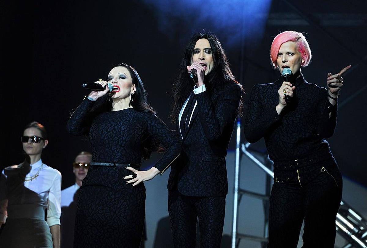 Actuación de Alaska, Mario Vaquerizo y Bimba Bosé en el desfile de 2012