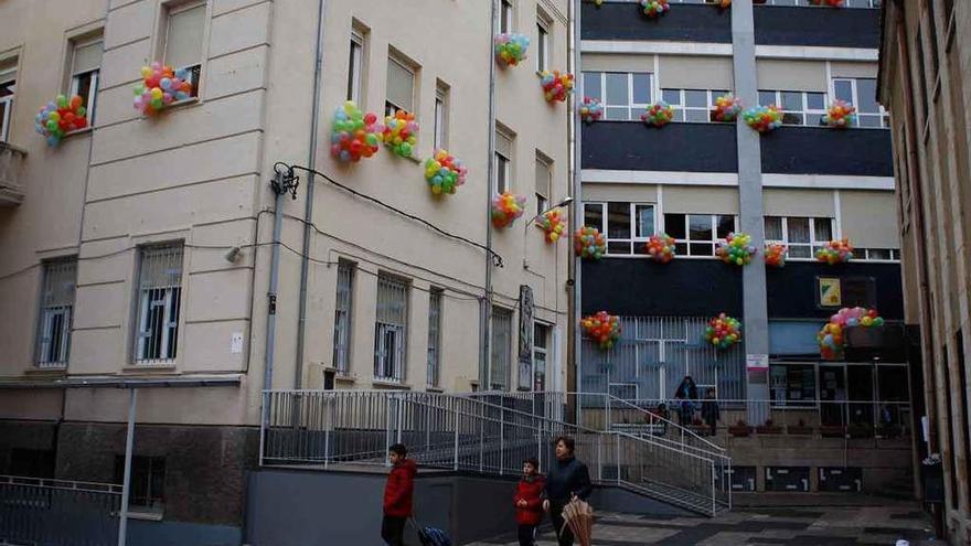 Miles de globos adornan las fachadas del Colegio Medalla Milagrosa desde ayer.