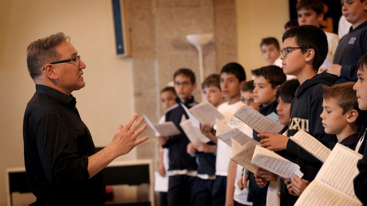 El coro de la Escolanía del Escorial durante uno de sus ensayos diarios.