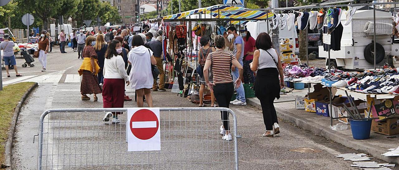 Cierre al tráfico de la Avenida de Mendiño para la celebración de la feria de Redondela. |   // ALBA VILLAR