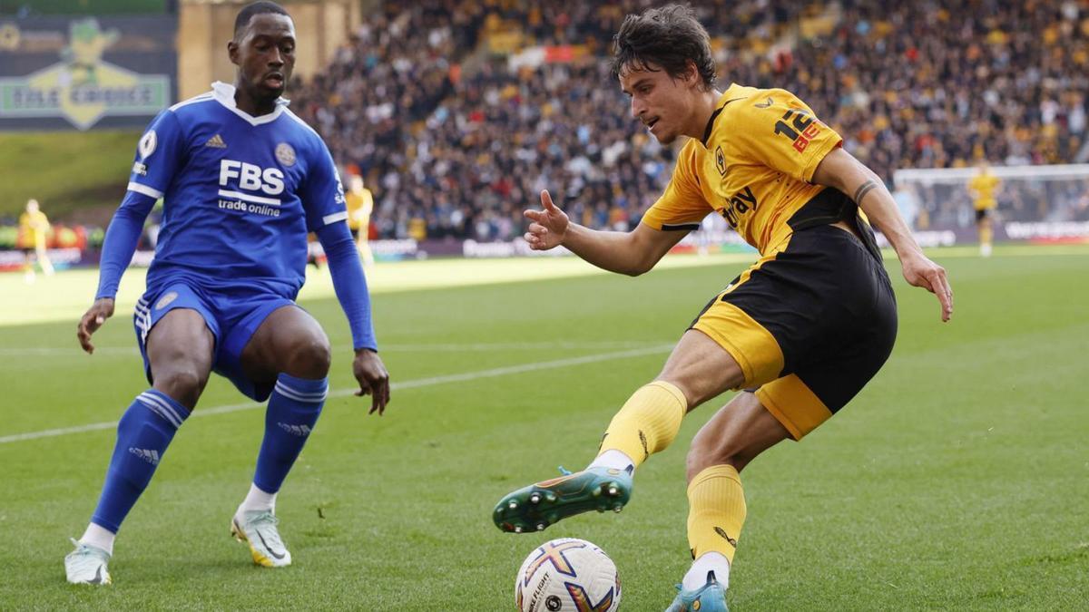 El gondomareño Hugo Bueno en el duelo del Wolverhampton frente al Leisester. |  // REUTERS