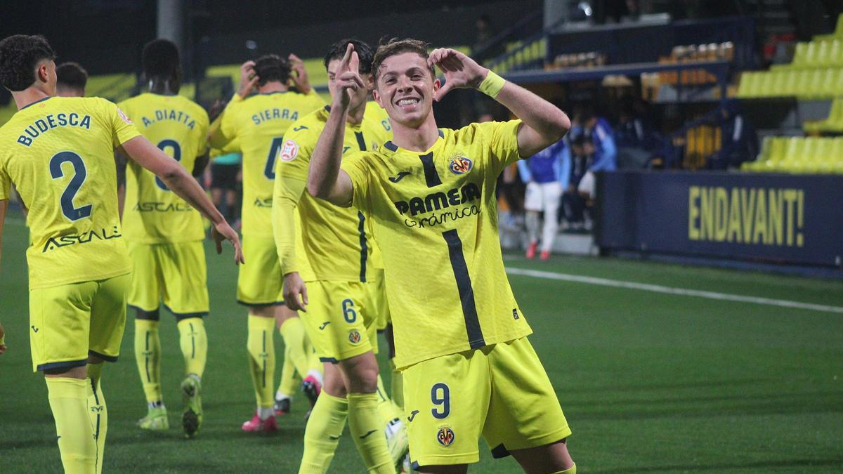 El delantero Álex Rubio celebra su gol en casa frente al Marbella.