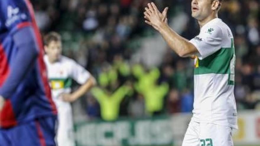 Dorca, durante una acción del partido Elche-Huesca del pasado sábado.