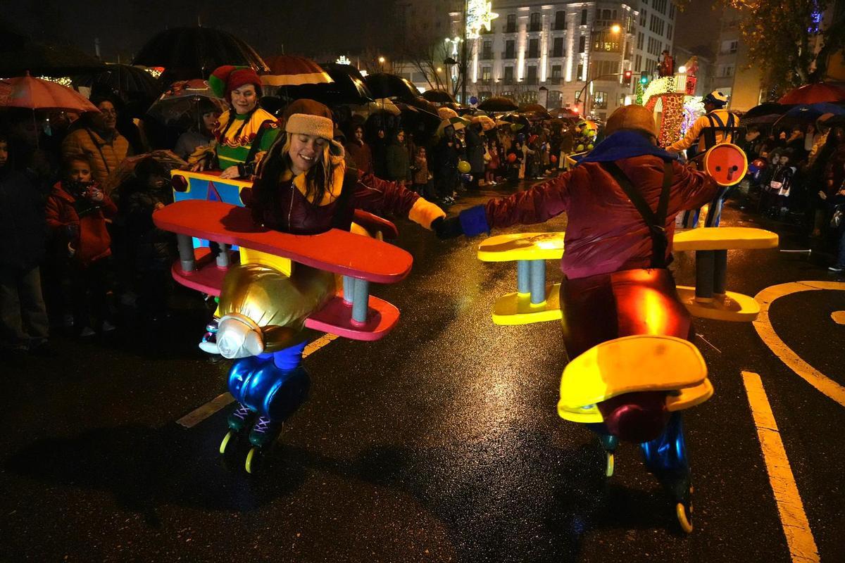 Papá Noel y la Cabalgaza desafían a la lluvia y vuelve a llenar las calles de Zamora