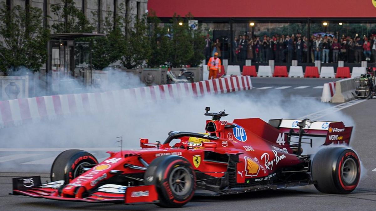 Así fue la exhibición de Hamilton y Leclerc en las calles Milan
