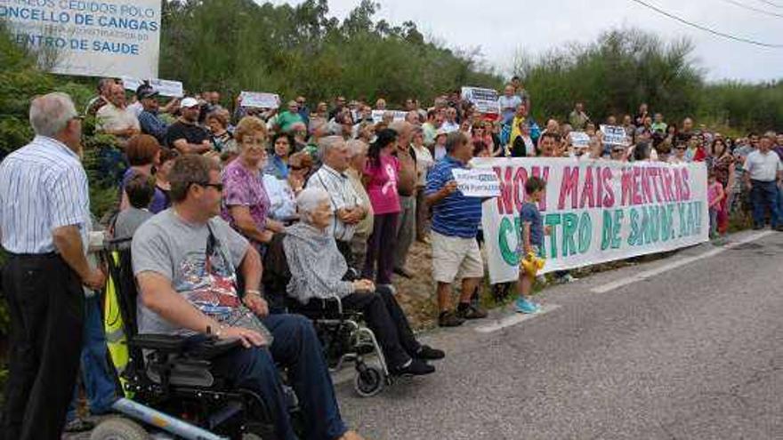 Protesta junto a los terrenos del futuro centro de salud.  // G.N.