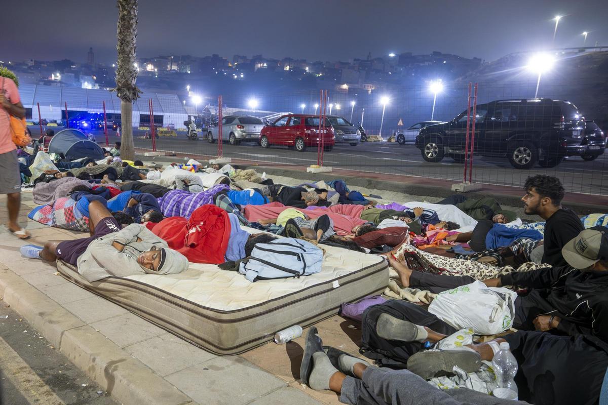 Decenas de migrantes siguen durmiendo en los alrededores de Loma Colmenar (Ceuta) Decenas de migrantes siguen durmiendo en los alrededores de Loma Colmenar (Ceuta)