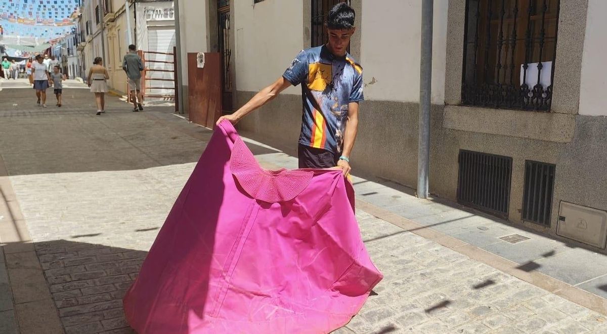 El joven Camelo Medina con el capote.