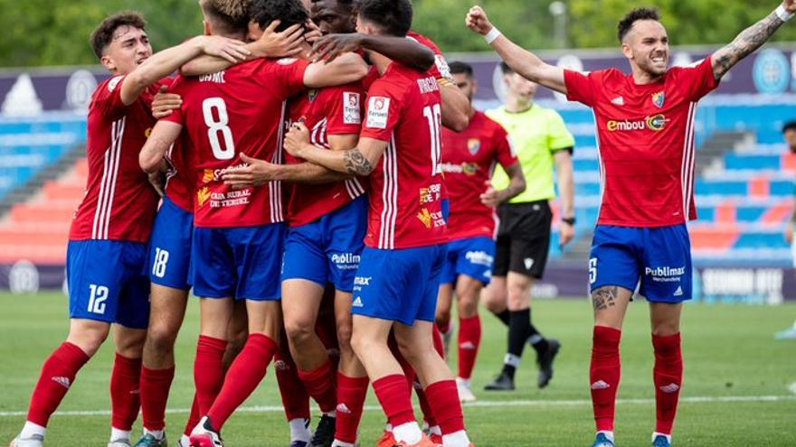 Los jugadores del Teruel celebran uno de los cuatro goles marcados al Cacereño.