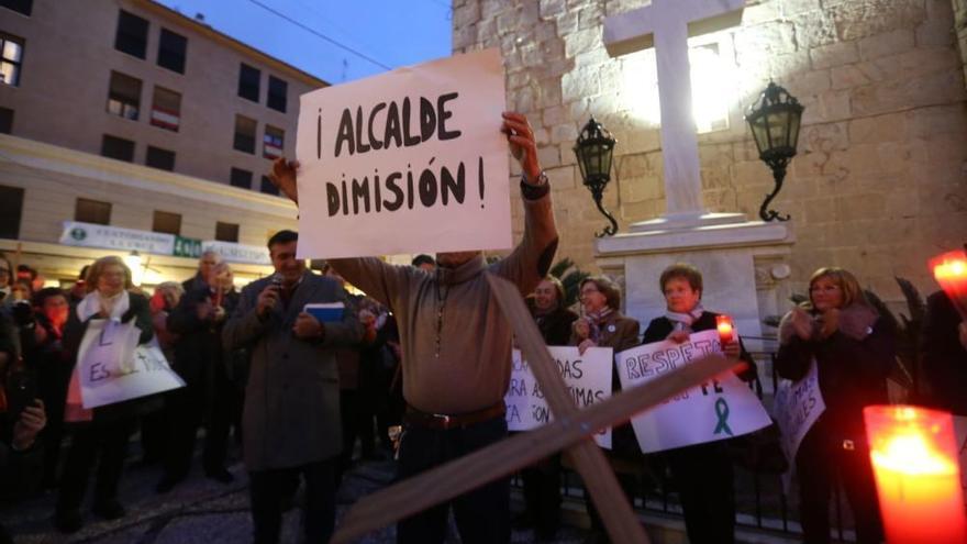 El PP promete que hará todo lo posible por devolver la Cruz a la Plaza de España