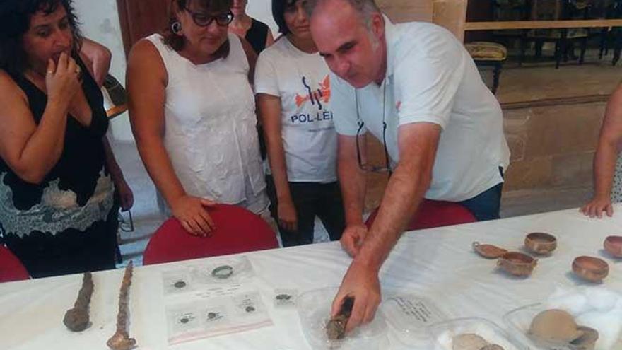 El director de las excavaciones muestra una antigua &#039;xapeta&#039; recuperada.