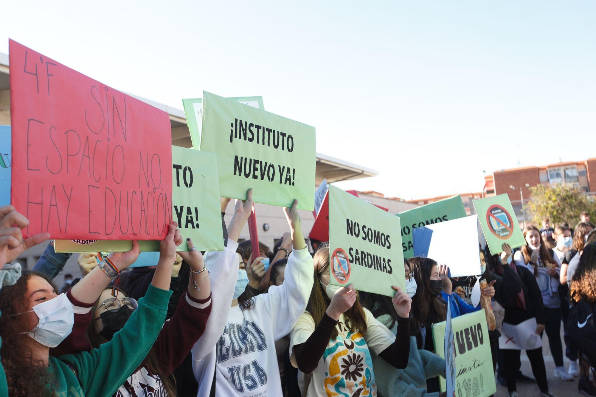 Protestas en el IES Gaia de San Vicente del Raspeig contra la masificación que sufren en el instituto