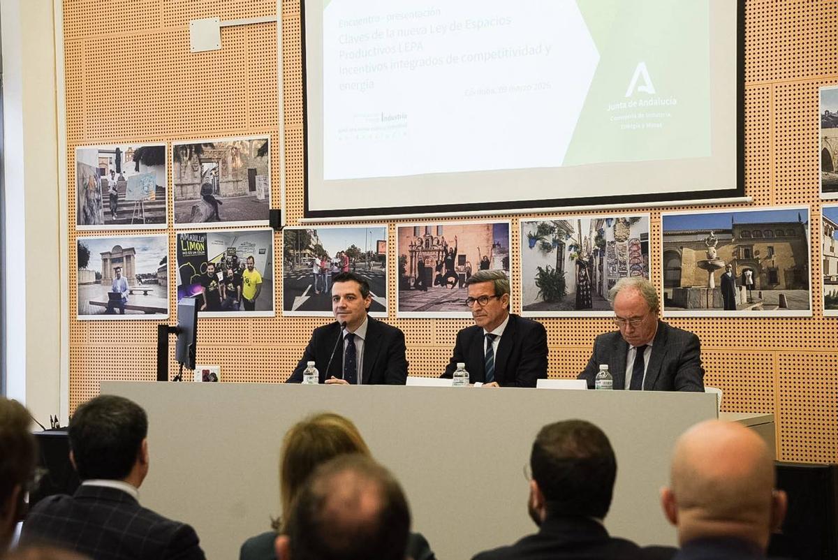 El alcalde de Córdoba, el consejero de Industria y el presidente de CECO este lunes en Córdoba.