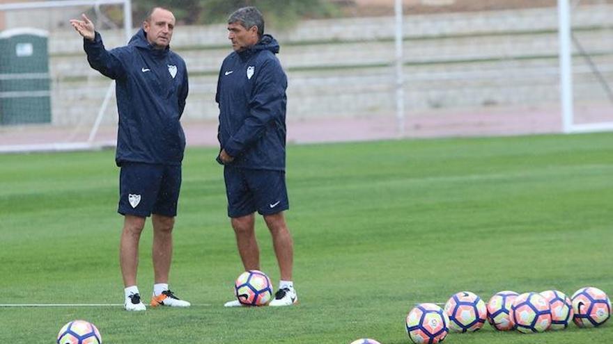 Juande Ramos charla con José Gómez durante el entrenamiento de ayer por la mañana en el Estadio de Atletismo.