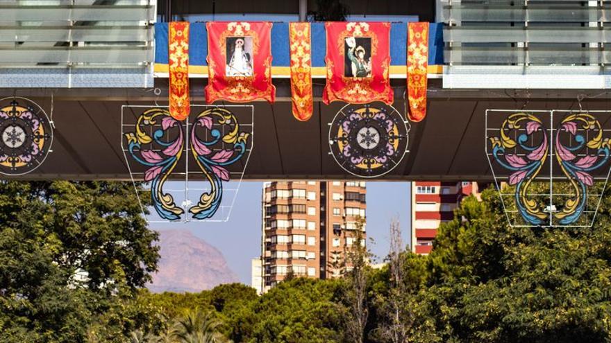 El Ayuntamiento también ha engalanado sus balcones.