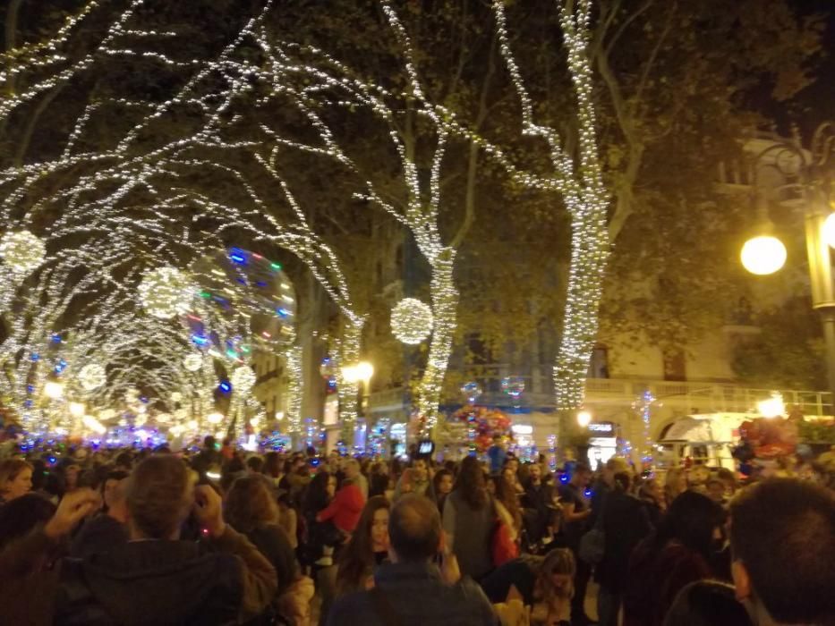 Im Rahmen eines bunten Programms auf dem Borne-Boulevard begann am Donnerstag (23.11.) das feierliche Glitzern.