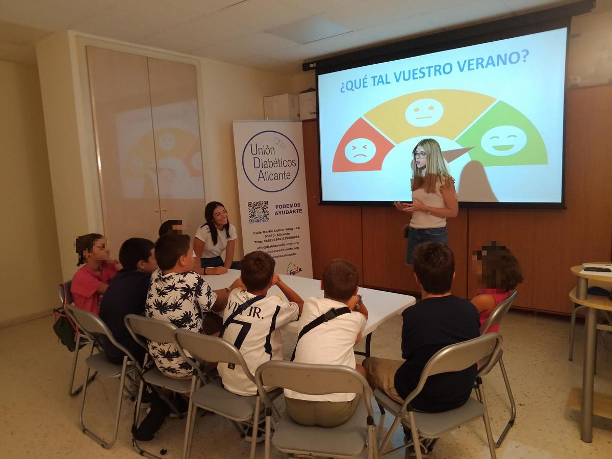 Fotos de una activida para niños en la sede de la Unión de Diabéticos de Alicante