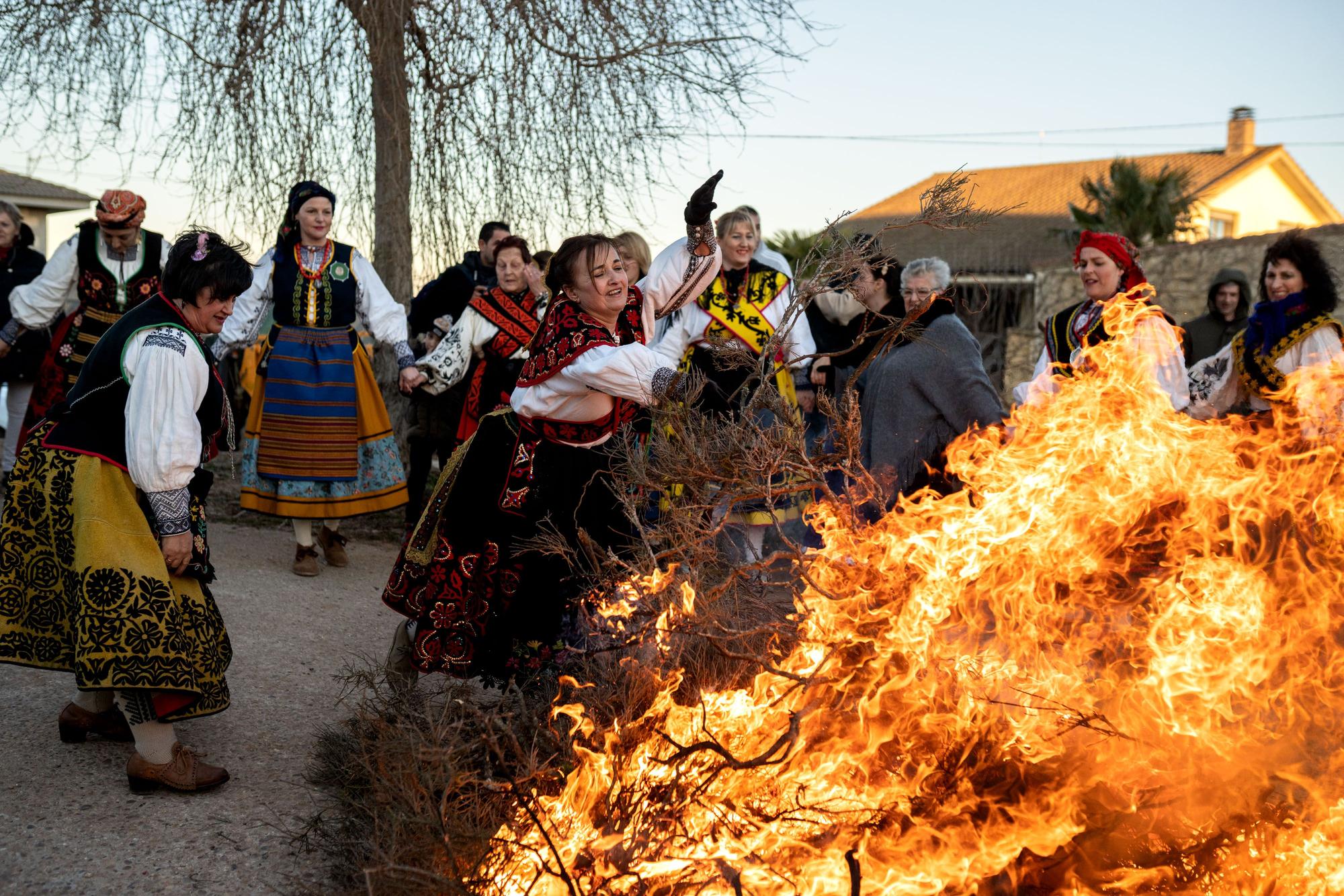 GALERÍA | El tradicional Salto del Piorno de las águedas de Andavías, en imágenes