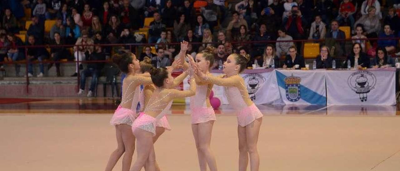 Uno de los grupos de gimnasia rítmica en el pabellón de Fontecarmoa.  // Noé Parga