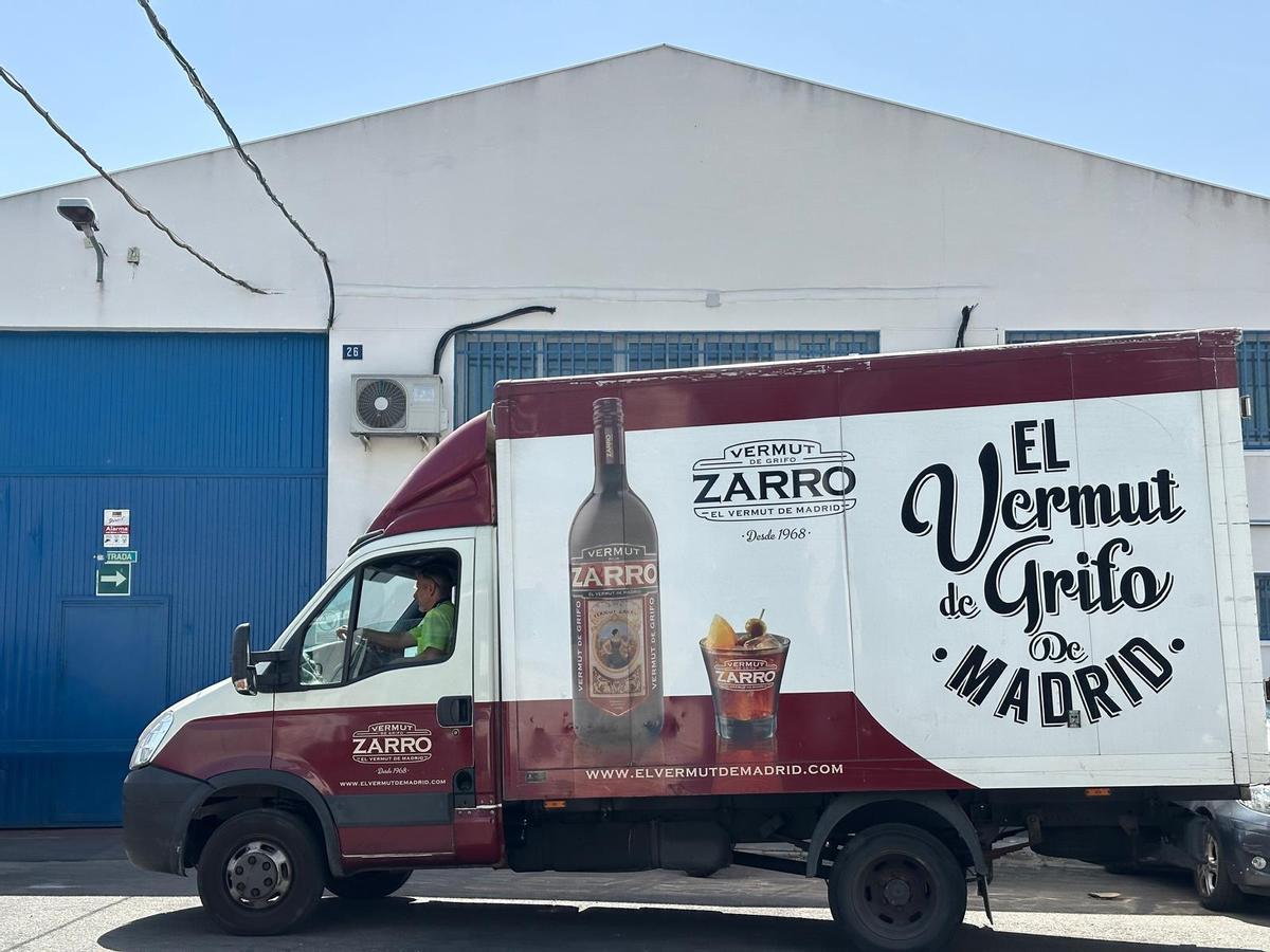 Instalaciones de Zarro en Fuenlabrada, donde el vermut madrileño mantiene su elaboración artesanal y familiar.