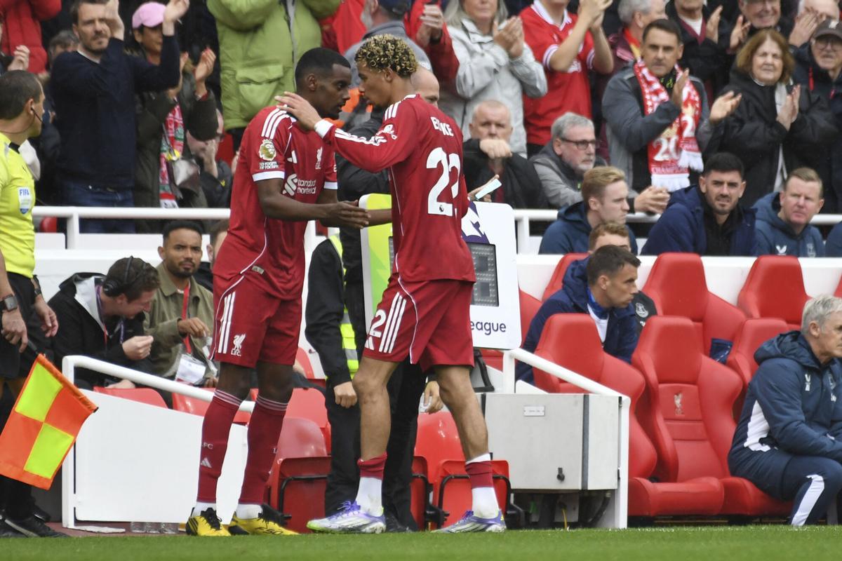 Liverpool's Hugo Ekitike walks off after being substituted by Liverpool's Alexander Isak, left, during the English Premier League soccer match between Liverpool and Everton at Anfield stadium in Liverpool, England, Saturday, Sept. 20, 2025. (AP Photo/Rui Vieira) Associated Press/LaPresse