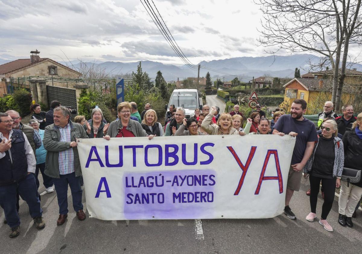 Los vecinos de Latores, ayer, cortando el tráfico. | Irma Collín