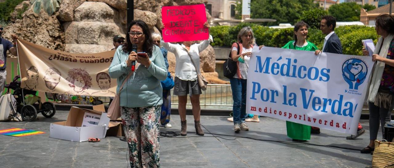 Una médica que ejerce en Manacor participa en una protesta antivacunas: &quot;No van a dar la inmunidad que toca&quot;.