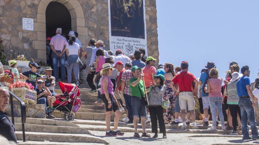 La cueva de San Pascual, en la pedanía monfortina de Orito, comienza a recibir a cientos de fieles