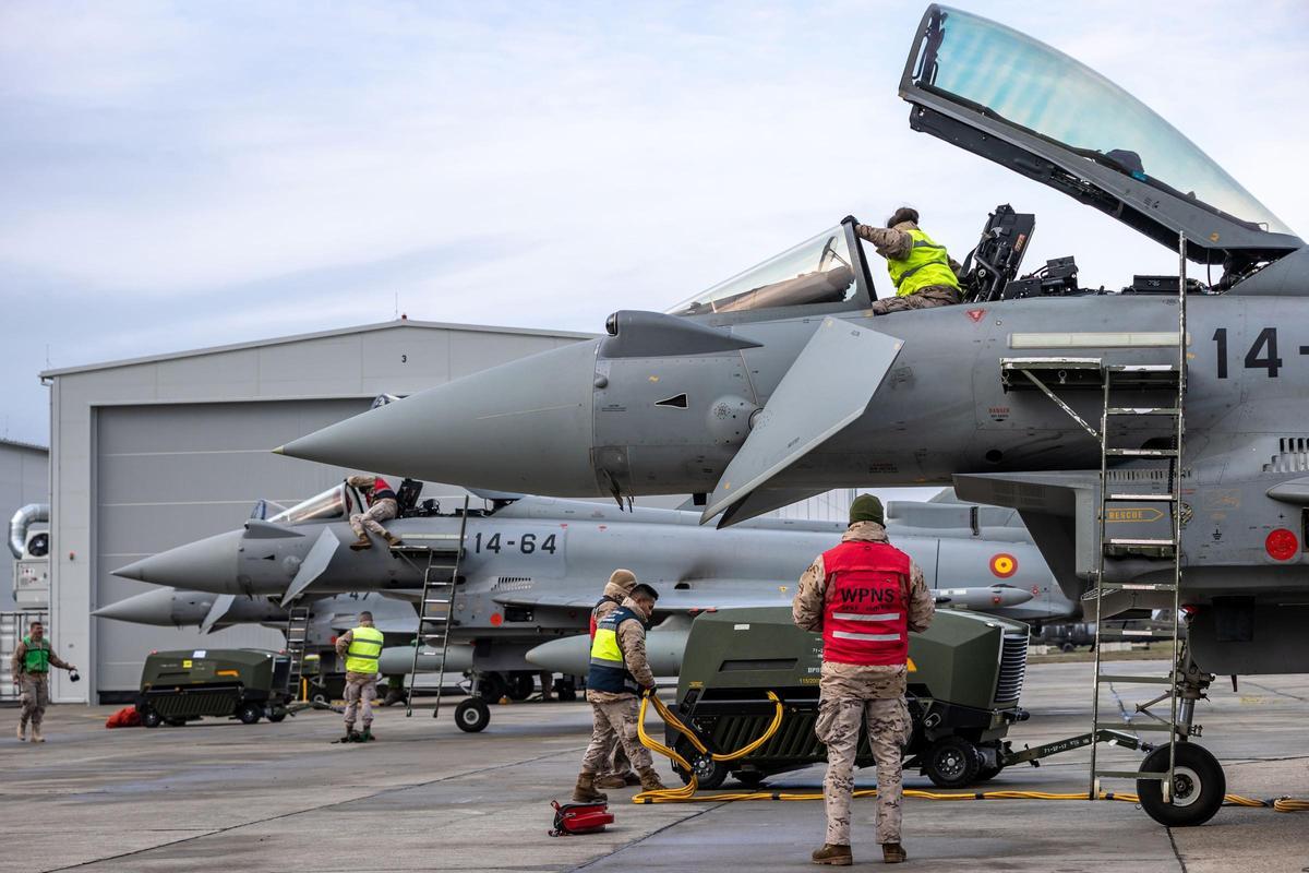 Trabajos en la plataforma de vuelo de un Eurofighter en la base rumana de MK.