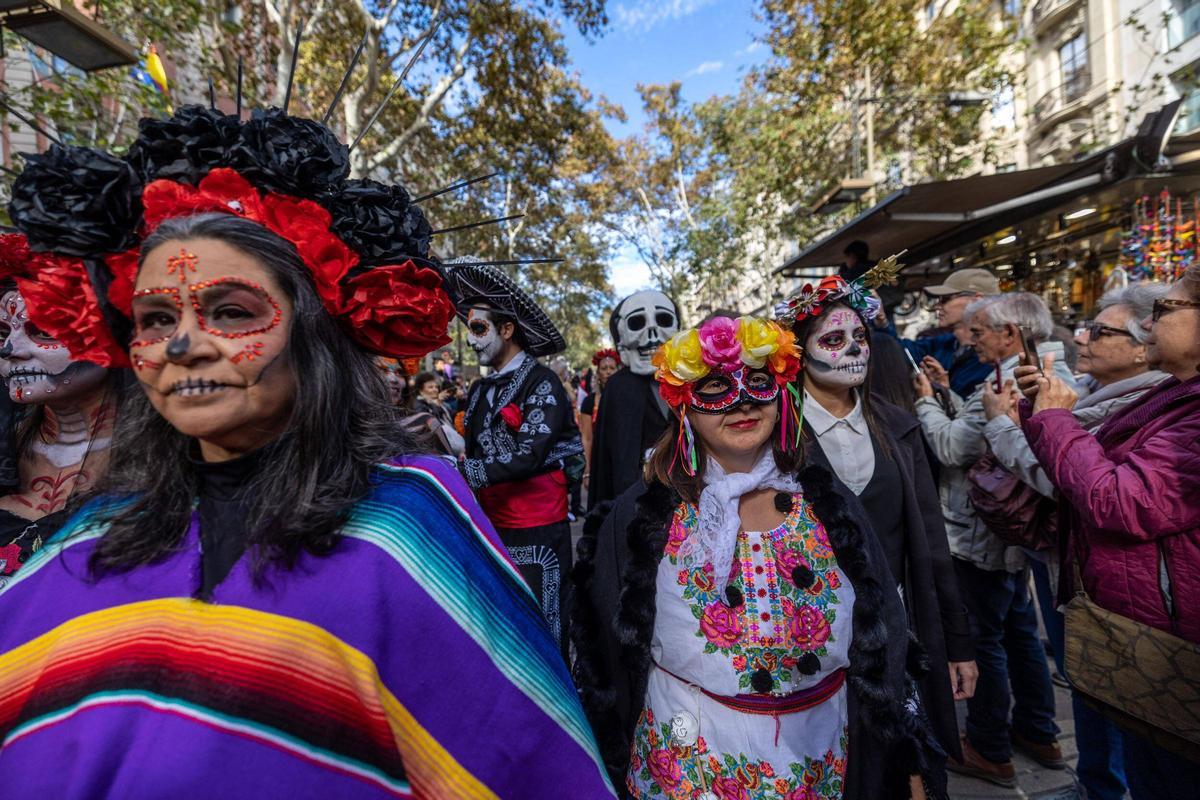 Espectacular desfile de Catrinas por La Rambla