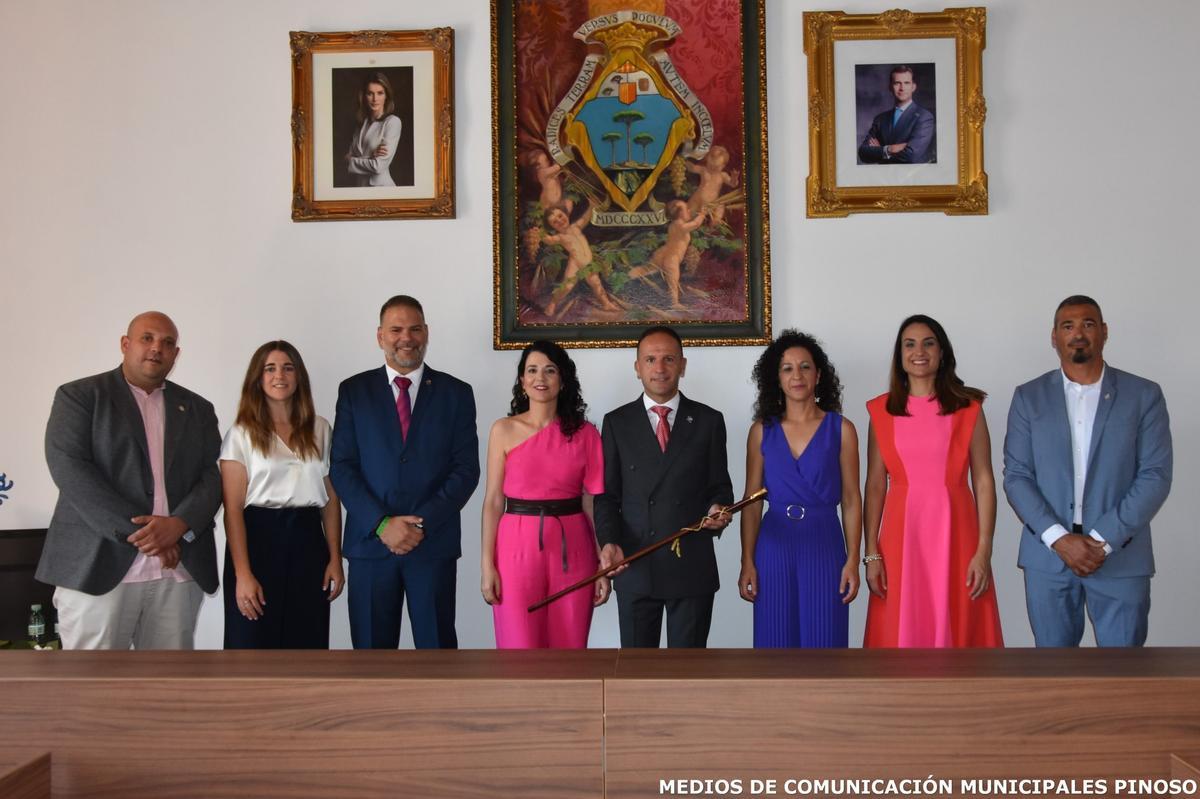 El alcalde Lázaro Azorín con los siete concejales del nuevo equipo de gobierno socialista de Pinoso.