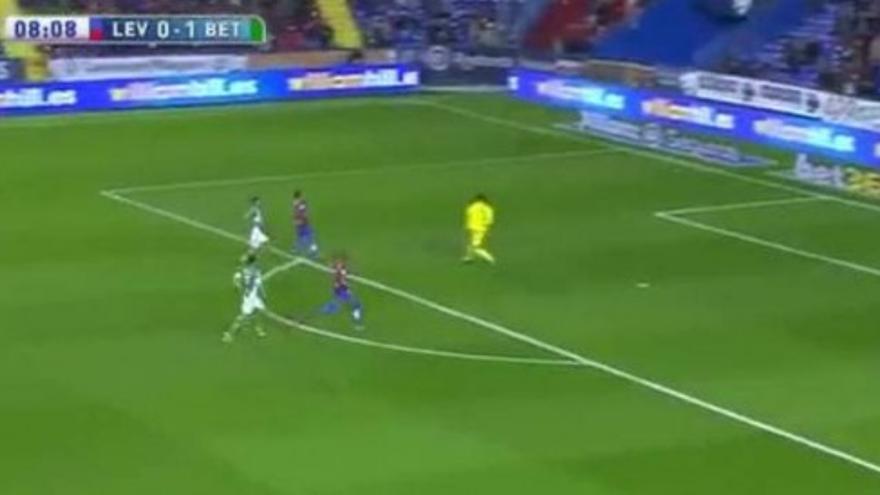 El 'epic fail' de Deyverson en el Levante - Betis