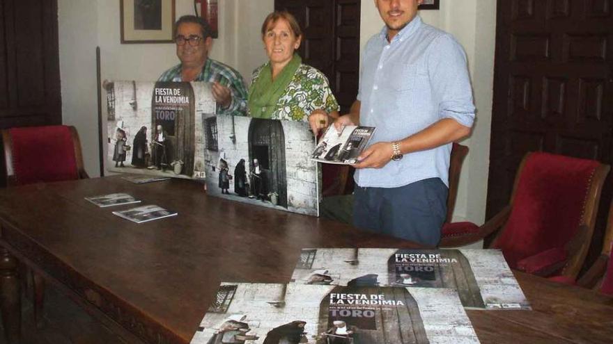 Juan Antonio Rodríguez (izquierda), Nati de la Torre y Tomás del Bien presentan el cartel de las fiestas. Foto